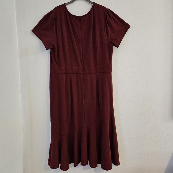 Elegant Burgundy Midi Dress - Picture 2 of 4